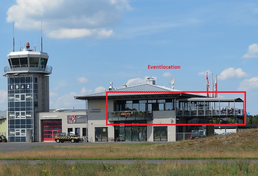Das Foto zeigt den Tower des Flugplatzes Schönhagen in Trebbin mit Kennzeichnung des Restaurant Cockpit in Trebbin und dient als Vorschau für die Veranstaltungslocation der Grastro Brandenburg Messe FuckUp 2022 des Förderkreises des DEHOGA Brandenburg.