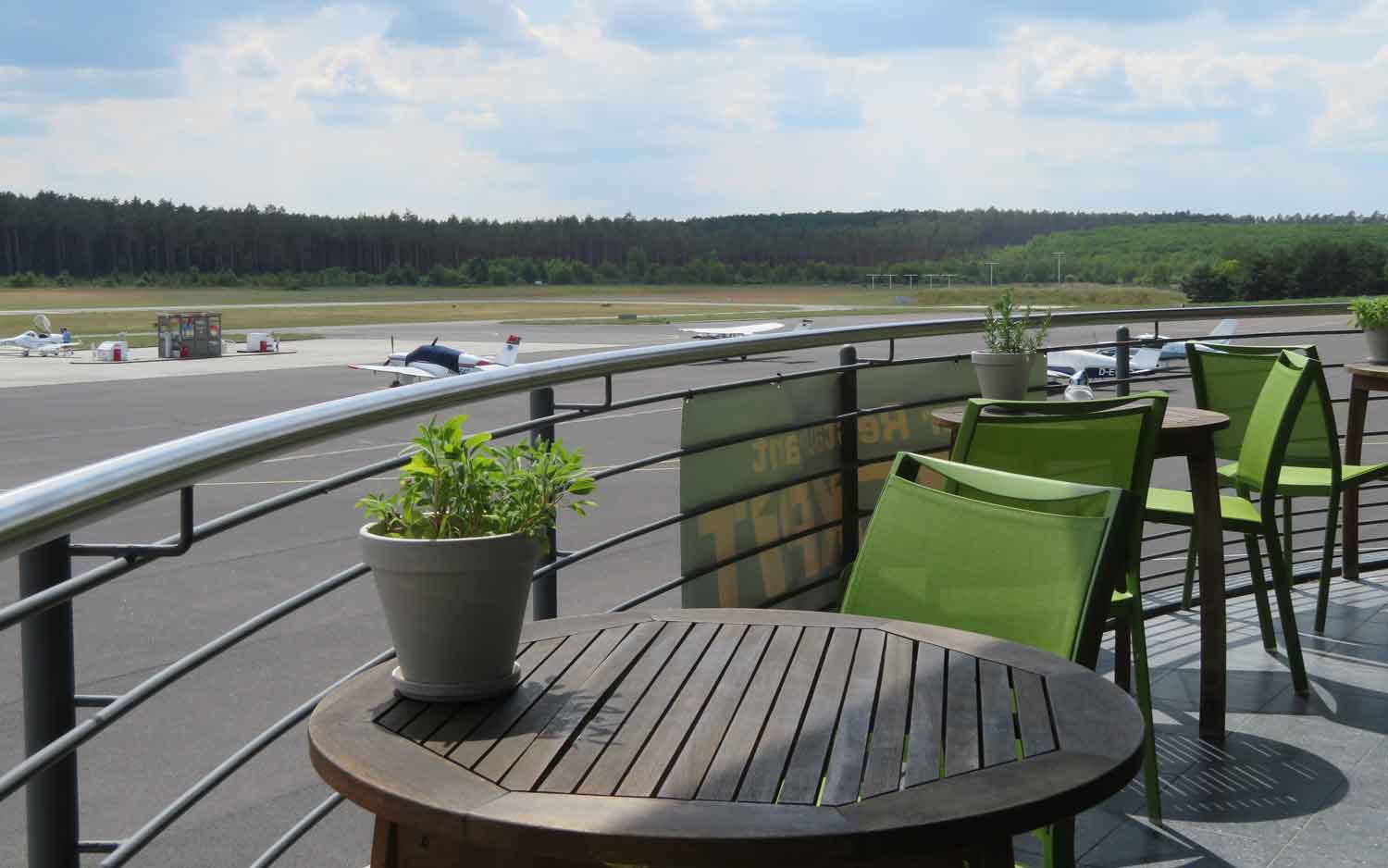 Das Bild zeigt den Blick auf den Flugplatz vom Restaurant Cockpit in Trebbin und dient als Vorschau für die Veranstaltungslocation der Grastro Brandenburg Messe FuckUp 2022 des Förderkreises des DEHOGA Brandenburg.